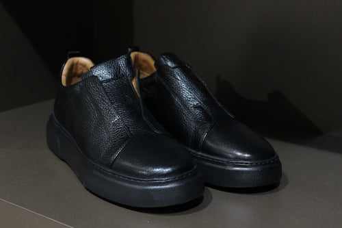 Handmade Men’s Black Leather Slip-On Sneakers – Minimal Low-Top Casual Shoes